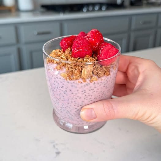 INSTANT strawberry chia pudding with 50g of protein!! 🍓🍨💪